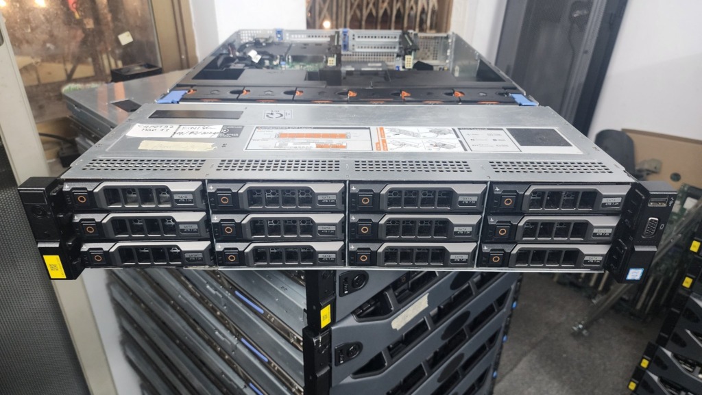 Bán server cũ + thuê server mới có lợi không (Phân tích 2025)